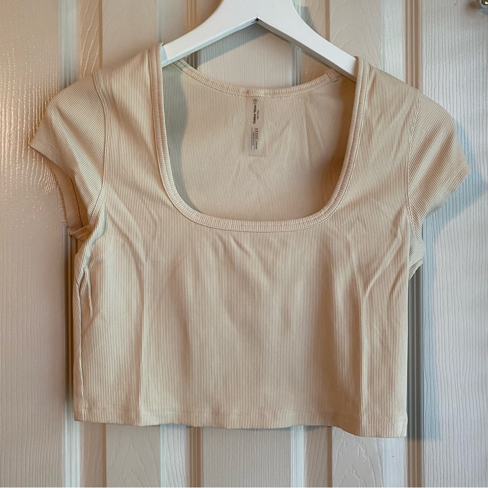 EUC Outdoor Voices SuperformRib Shortsleeve in Linen, Size Medium